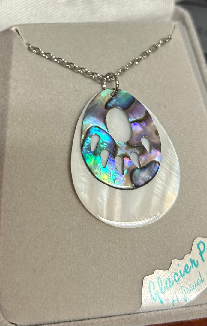 Glacial Pearle Necklace Mystic Bear Paw